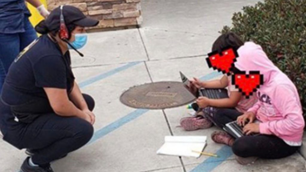Bewegendes Foto: Schulkinder nutzen freies WLAN auf der Straße für ihre Hausaufgaben
