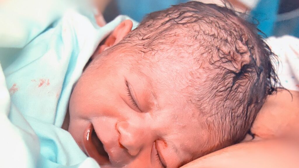 „Nach 6 Fehlgeburten brachte meine Freundin mein Regenbogenbaby zur Welt“