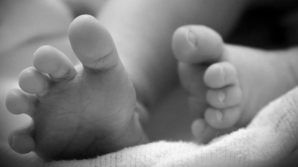 Stiefvater tötet Baby, weil es ihn beim Fernsehen gestört hat