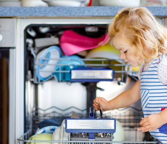 Kindern macht es Spaß, zu helfen – wenn man sie lässt.