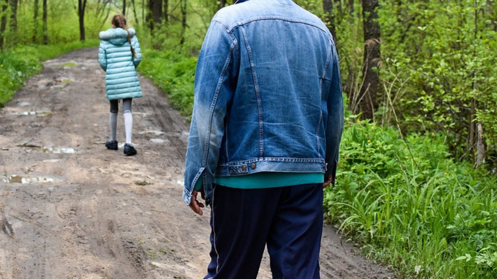 Mann versucht mehrfach, kleine Mädchen zu entführen