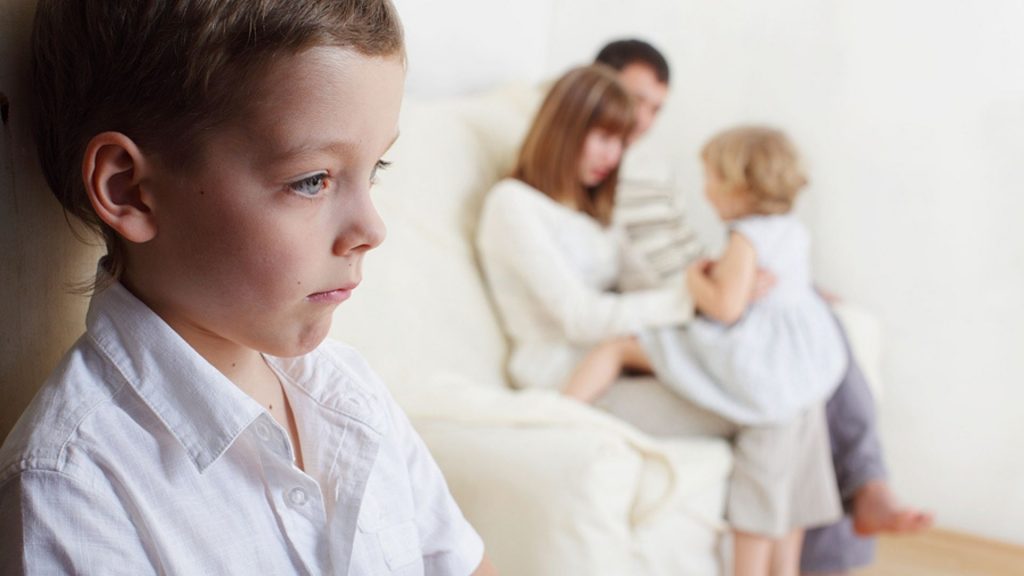 „Kann jemand meinen Stiefsohn vom Familienfoto entfernen?“