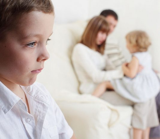 Eine Mutter wollte ihren Stiefsohn nicht auf dem gemeinsamen Familienfoto haben.