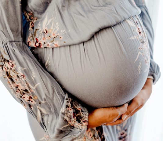 Was tun bei Senkwehen? Ziehen im Unterleib bereitet vielen Schwangeren Sorge. In den meisten Fällen heißt es: Entwarnung. Die Geburt beginnt noch nicht