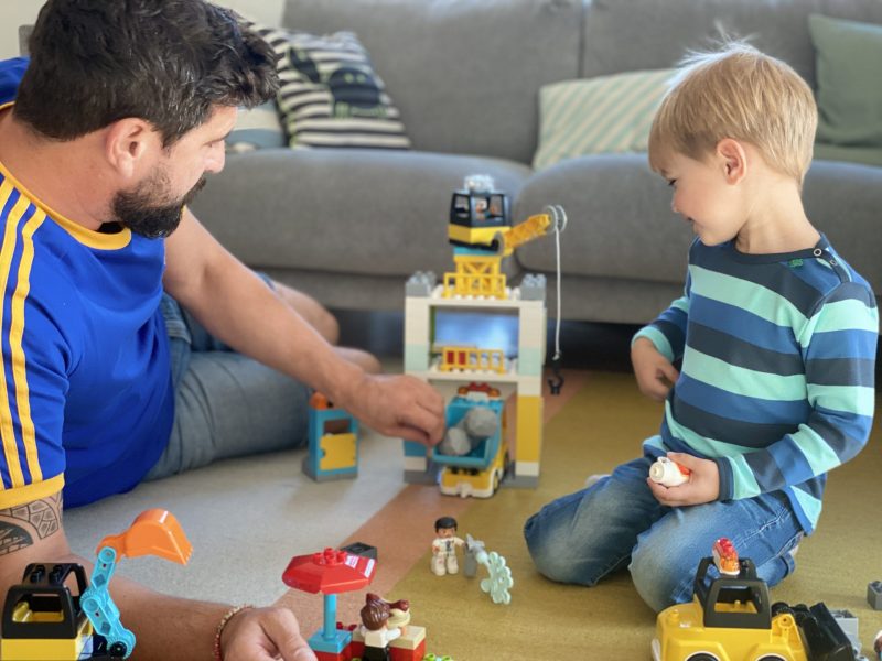 Ein Vater spielt Duplo mit seinem Kind