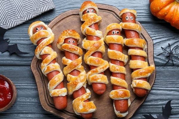 Würstchen-Mumien als Halloween Snack