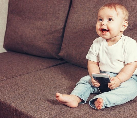 Die 2-Jährige verschickte versehentlich Nacktfotos ihrer Mutter mit deren Handy.