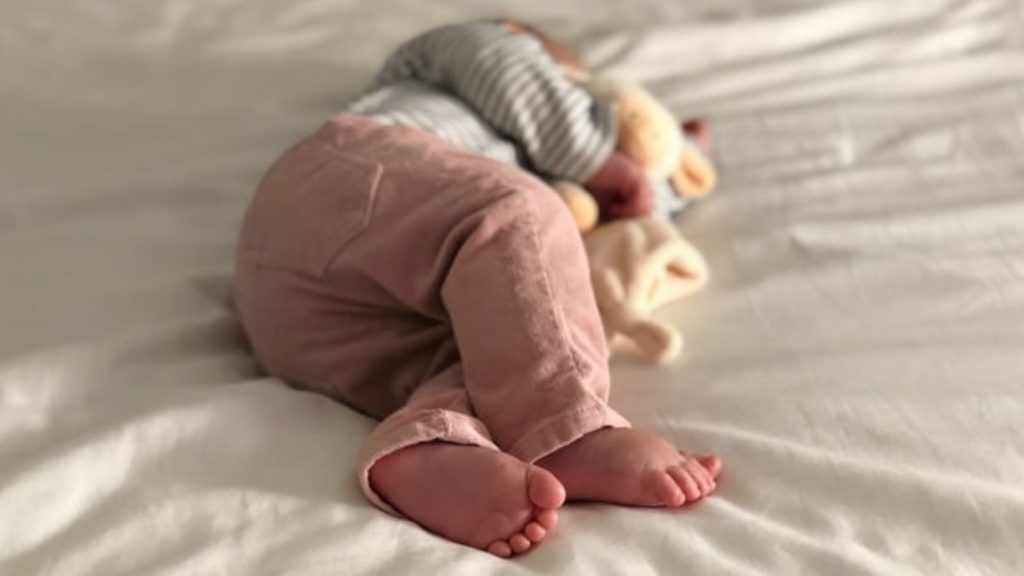 Gefahr durch Taschentuch-Verpackung: Baby Liam würgte tagelang