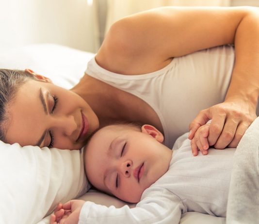 Okay, sooo idyllisch sieht es meistens nicht aus, wenn ein Baby mit im Bett liegt – aber wunderschön ist es trotzdem...