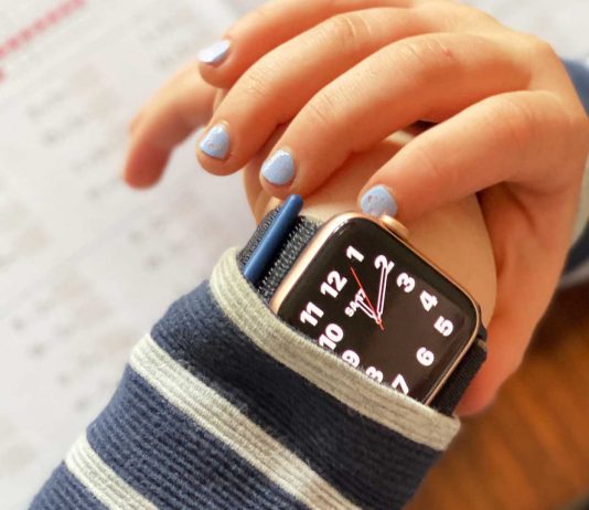 Die Apple Watch SE am Kinder-Handgelenk.