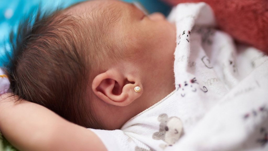 Ohrringe bei Babys: Bald als „Kindesmisshandlung“ verboten?