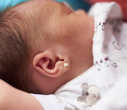 Babys mit Ohrring – schön oder furchtbar?