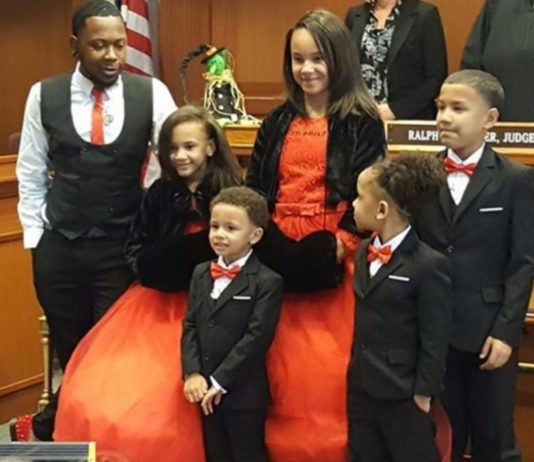 Robert Carter und seine fünf Kinder nach der offiziellen Adoption.