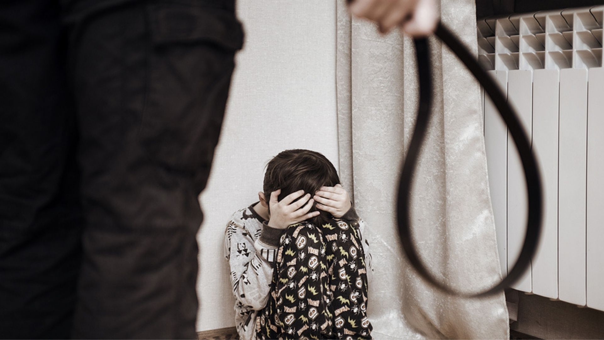 Девочка в детском доме. Испуганный ребенок картинки. Взрослый обижает ребенка. Испуганный ребенок. Детей в семье избивали.