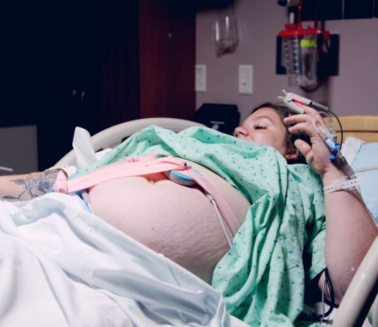 Eine werdende Mama musste 45 Stunden alleine im Krankenhaus auf die Geburt warten, bis ihr Freund zu ihr durfte.