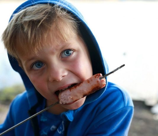 Kinder und Würstchen – in den meisten Fällen ist es die große Liebe (zumindest einseitig).