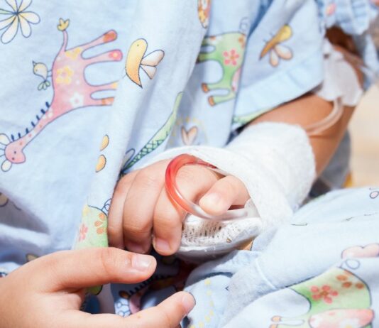 Dr. Wimmer spricht über die letzten Tage seiner Tochter und bezeichnet die Situation als große Sinnlosigkeit, was tiefe Trauer und Empörung hervorruft.