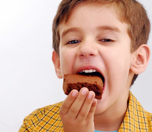 Gesund naschen geht auch mit Brownies - wenn du sie mit Datteln machst.