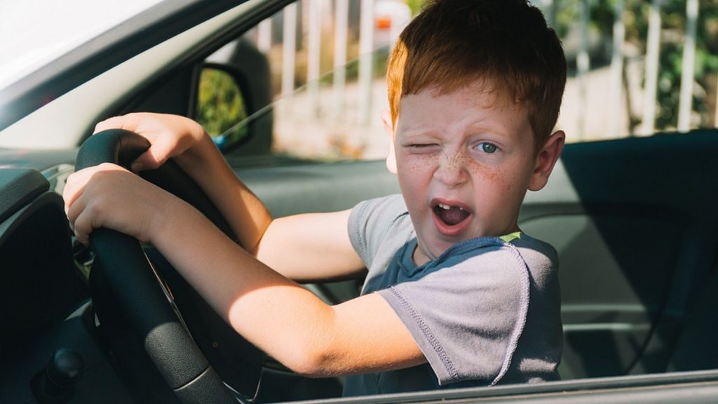 Eltern hätten „zu schlecht“ geparkt: 10-Jähriger parkt um und baut Unfall