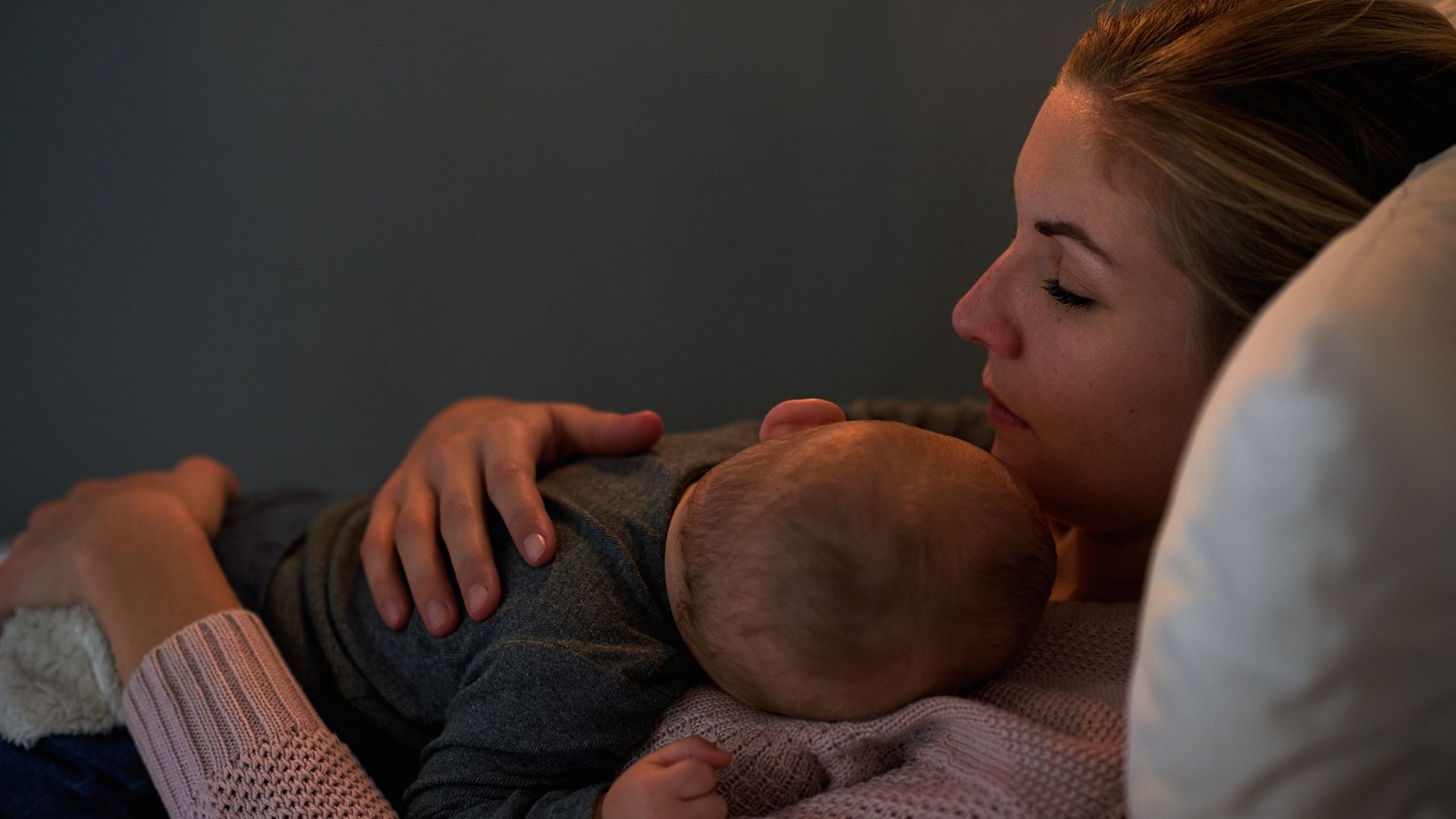 Mit Baby in einem Bett - kuschelig, aber auch unbequem