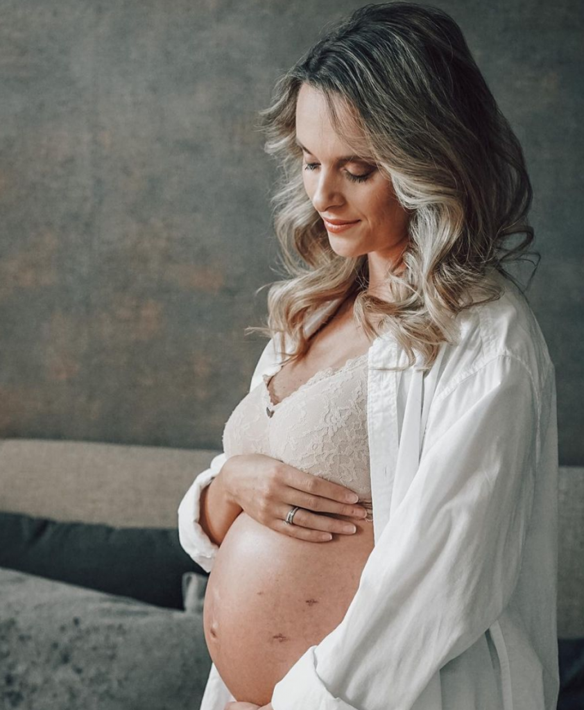 „Seht ihr die kleinen kreuzartigen Narben auf meinem Bauch? Diese Narben trage ich, und das mit Stolz, weil unser kleiner Held bereits in meinem Bauch operiert wurde.“