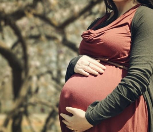 Eine Frau macht öffentlich, dass sie während ihrer Schwangerschaft mit Zwillingen erneut schwanger wurde.