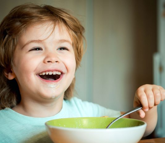 Das Abendessen mit Kleinkind muss auch geübt werden.