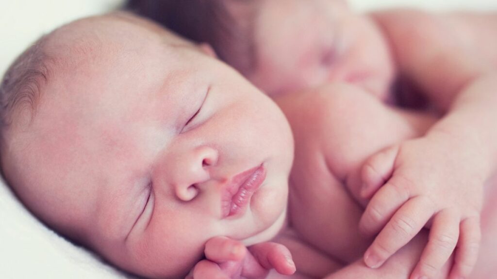 Berührendes Geburtsfoto: Diese Zwillinge kamen kuschelnd zur Welt