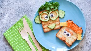 Kleinkinder lieben Brotgesichter zum Abendbrot. 