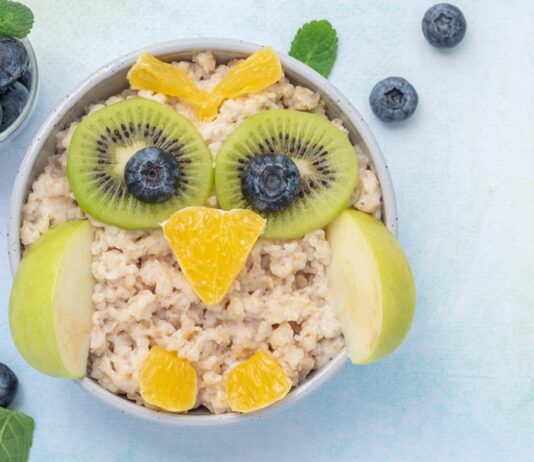 Porridge mit Haferflocken ist ein leckeres und gesundes Frühstück fürs Kleinkind.