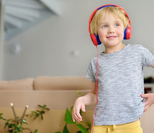 Viele Eltern fragen sich manchmal: Sind Hörspiele gut für Kinder?
