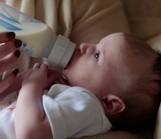 Eine Laktoseintoleranz beim Baby lässt sich gut behandeln.