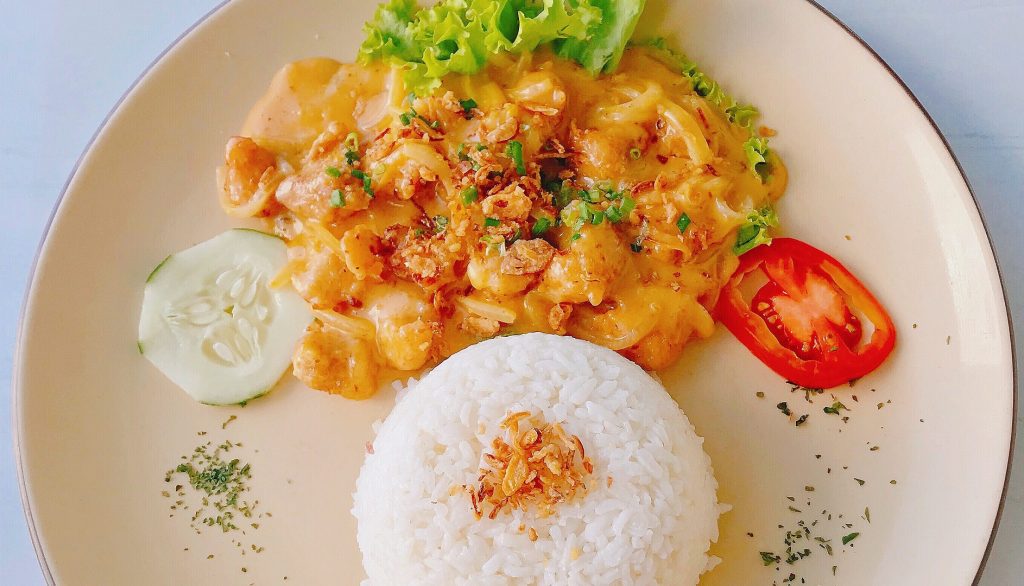 Reis mit Hähnchen und Paprika Rezept für ein Mittagessen Kinder schnell