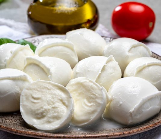 Mozzarella kannst du auch in der Schwangerschaft essen - wenn du ein paar Dinge beachtest.