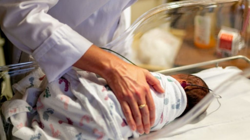Sterbende Krankenschwester behauptet, 5.000 Babys vertauscht zu haben