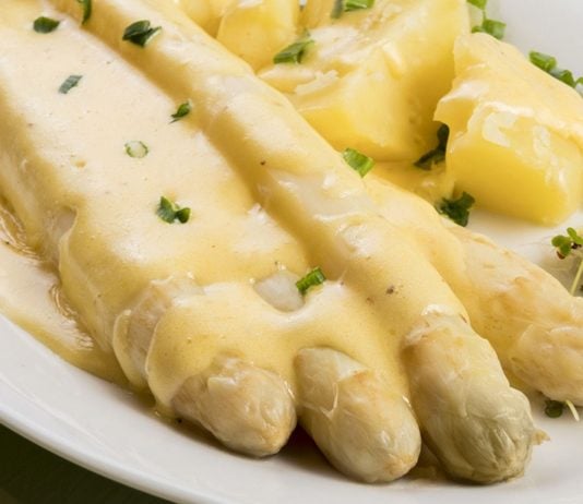 Auf klassische Sauce Hollandaise solltest du während der Schwangerschaft verzichten.