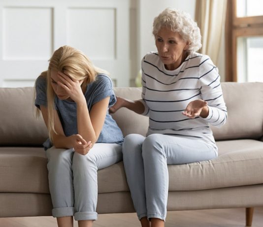 Das Verhältnis zwischen Oma und Schwiegertochter ist nach einer Scheidung oft angespannt.