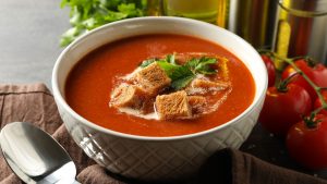 Eine Tomatensuppe ist ein einfaches und gesundes Abendessen für Kleinkinder.