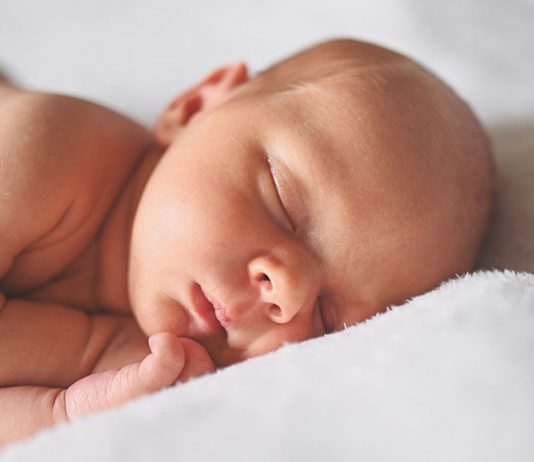 Das Baby wurde bei eisiger Kälte geboren.