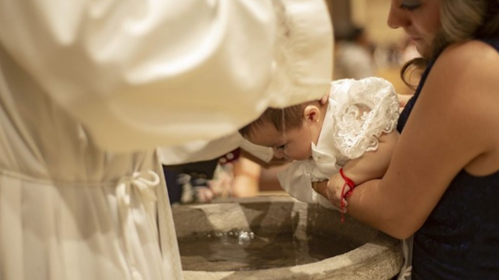 Wasser in der Lunge: Baby stirbt nach umstrittener Weihwasser-Taufe