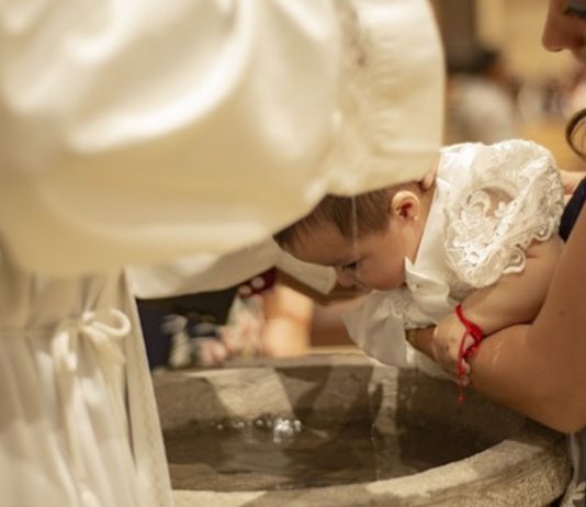 Anders als auf unserem Symbolbild zu sehen, wurde das Baby bei seiner Taufe komplett ins Weihwasser getaucht