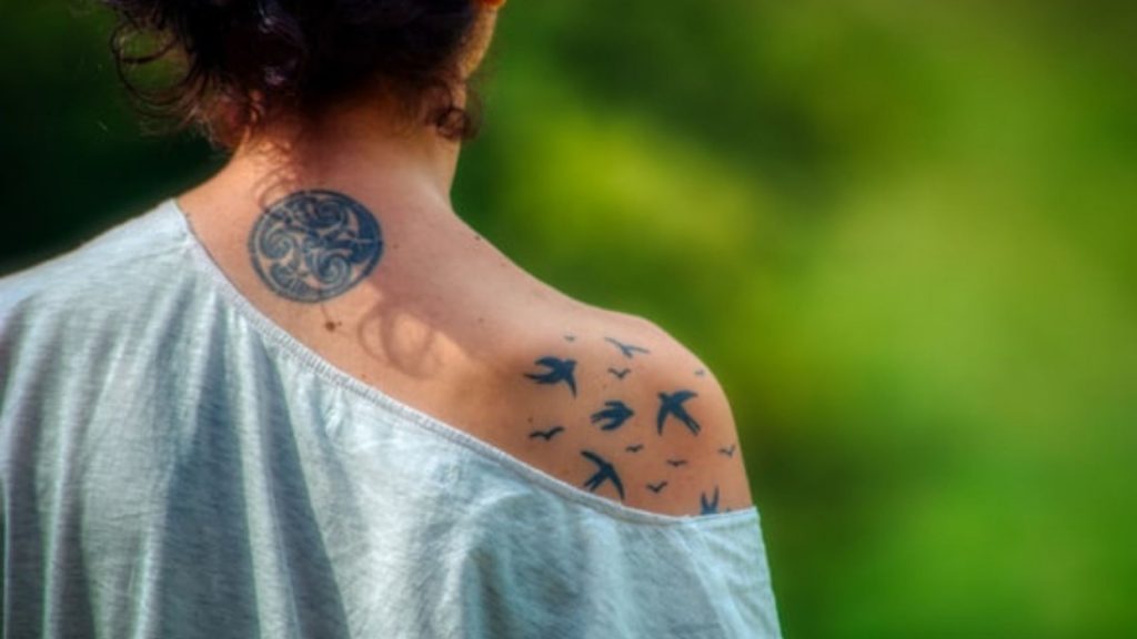 Mama möchte Kindernamen-Tattoo – Ehemann droht mit Scheidung