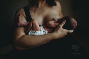 „Nursing A Newborn“ ist für die Mitglieder ebenfalls eines der besten Geburtsfotos des Jahres und der Gewinner in „Die ersten 48 Stunden“ 