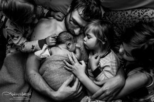Das berührende Bild „Daddy's Girls” (Papas Mädchen) von Ashley Marston wurde zum Gesamtsieger der besten Geburtsfotos des Jahres gekürt