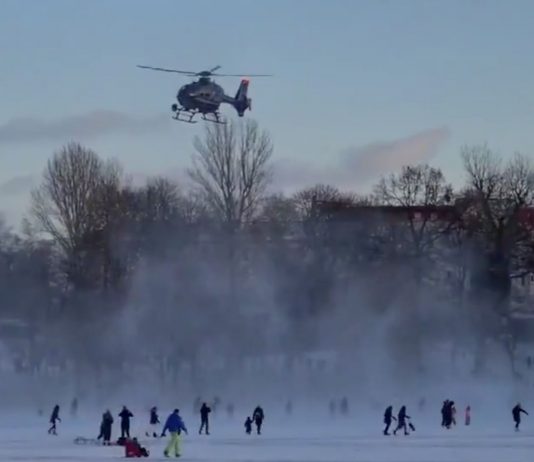 Die Berliner Polizei hat am Wochenende Eisflächen mit einem Helikopter geräumt.