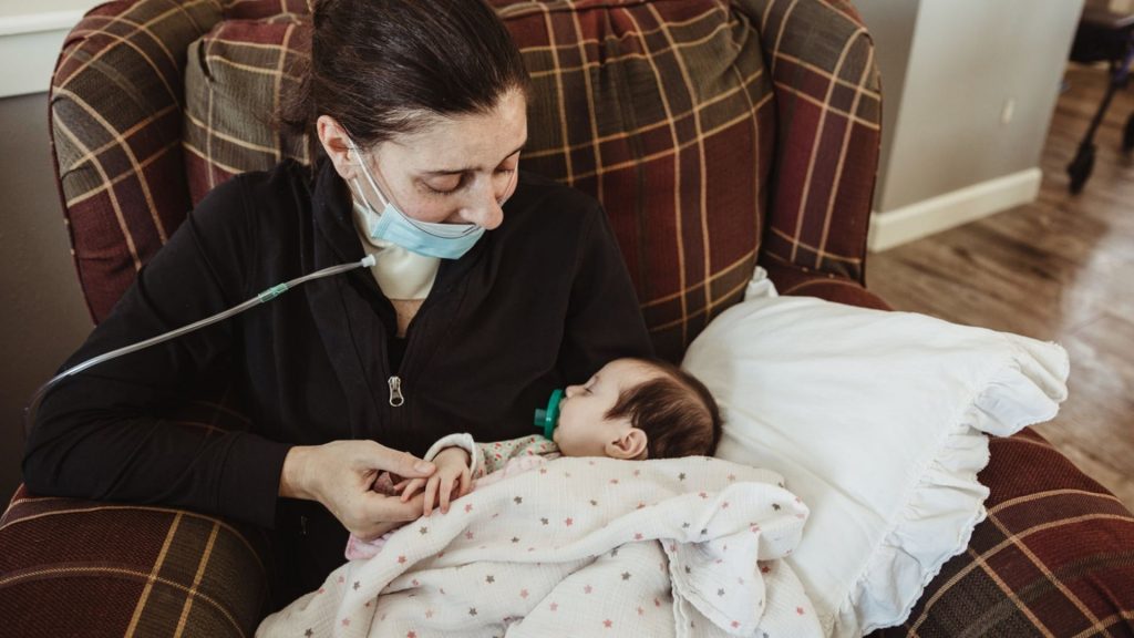 Kelsey bekommt ihr Baby im Corona-Koma: Nun kann sie es endlich halten