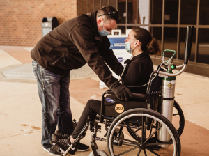 Kelsey und ihr Mann sind aufgeregt, als er sie endlich aus dem Krankenhaus abholen darf