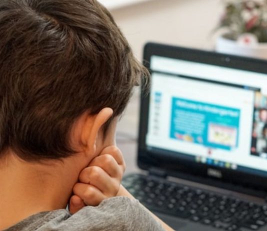 Unter bestimmten Voraussetzungen übernimmt das BMAS die Kosten für Laptop und Co. für Kinder