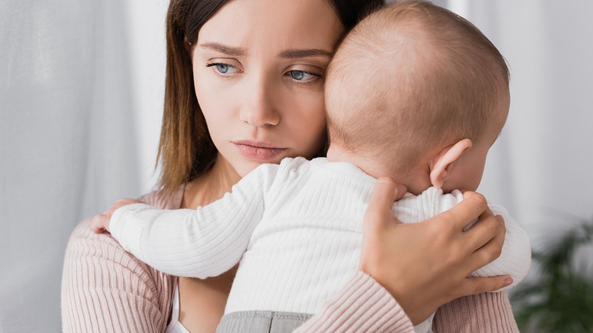 тревожная мама фото. переживание за детей. женщина волнуется. мама и больной ребенок.