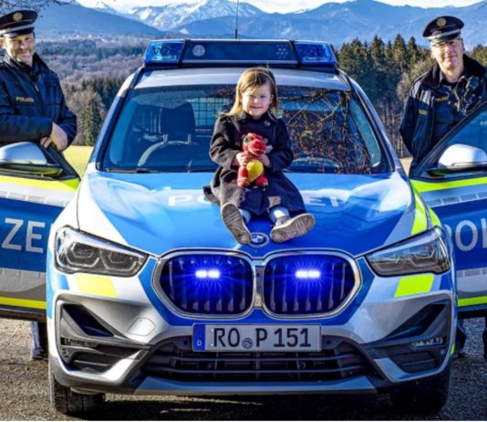 Die kleine Maxime durfte sogar eine Runde im Streifenwagen drehen.